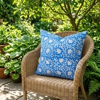 Housse de coussin imprimée 100 % coton motif floral bleu et blanc, style artistique, pour canapé et salon, vente en gros