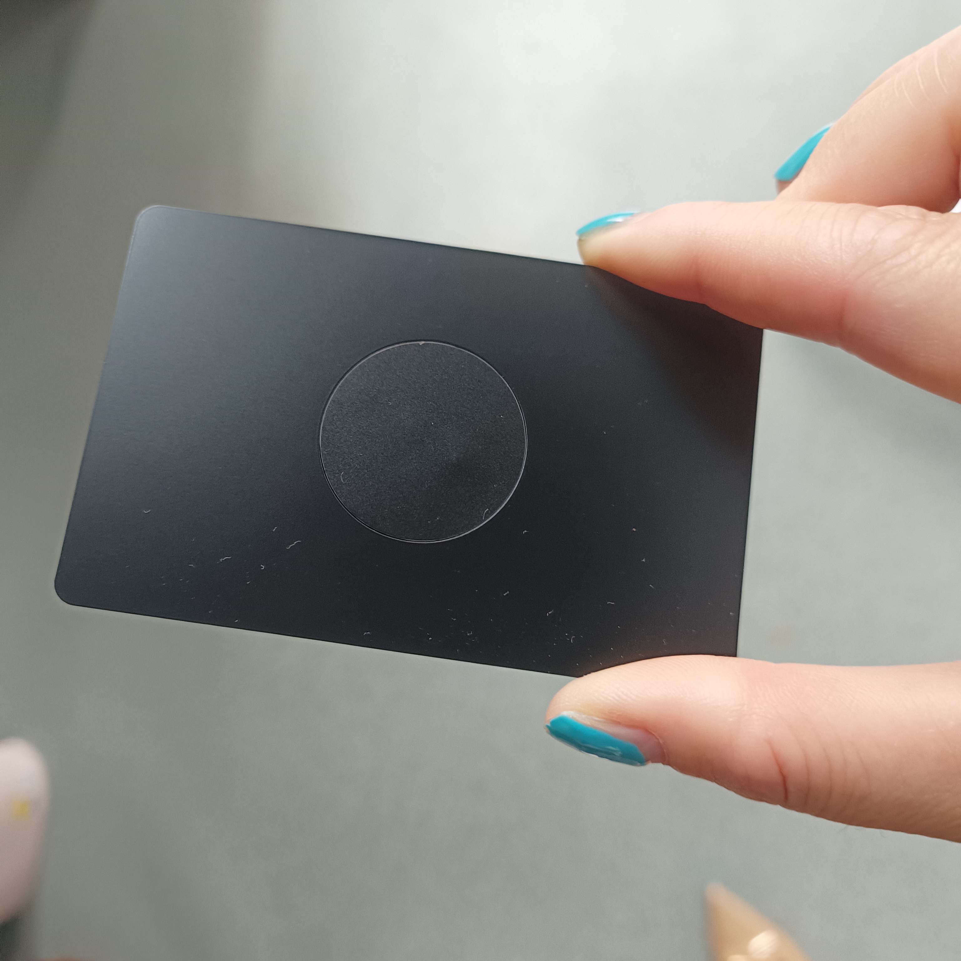 สีดำด้านพร้อมทรงกลม