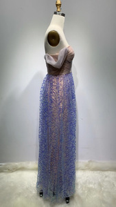 Robe de <span class=keywords><strong>soir</strong></span>ée et de bal coupe trapèze, design personnalisé, violet lavande, brodée, à épaules dénudées, avec corset froncé en maille nude - Product Image 3