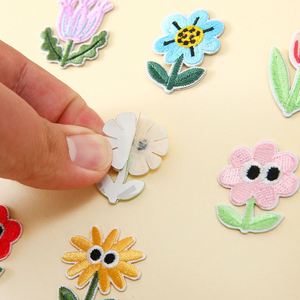 Parches Termoadhesivos/de Pegatina, Mini, Bordados, Lindos, Varios Tipos de Flores, Tulipán, Margarita, para Decorar Ropa, Bolsos y Zapatos - Product Image 3