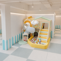 Structure de jeu commerciale pour tout-petits, avec piscine à balles pastel et toboggan tubulaire, certifiée TUV pour projets FEC