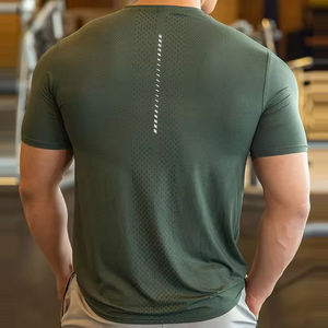 เสื้อยืดออกกำลังกายผู้ชายทรงสลิมฟิต พิมพ์ลายตามสั่ง ขายส่งแบบ OEM แขนสั้น สไตล์วินเทจ สำหรับออกกำลังกายในยิม - Product Image 3