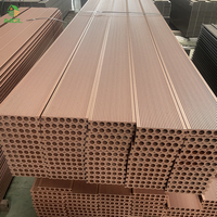 Planches de terrasse en bois composite antidérapantes et imperméables au design moderne pour jardin piscine Revêtement de sol en grain de bois extérieur durable brossé