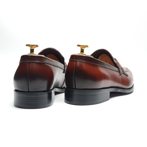 Chaussures décontractées rétro personnalisées pour hommes, chaussures habillées à bout pointu, chaussures décontractées d'automne, chaussures habillées et Richelieu en cuir pour hommes, directement de l'usine - Product Image 6