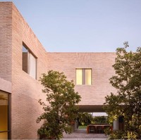 Briques d'angle creuses frittées sur mesure résistantes aux acides pour la décoration de façades extérieures d'hôtels