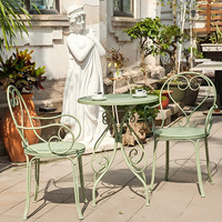 Ensemble bistrot Jaguar vert clair en fer forgé, fauteuils pliables et empilables, imperméables, écologiques, perforés, pour hôtel