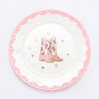 Ensemble salière et poivrière en céramique style western, en forme de bottes et de chapeaux, blanc avec nœuds roses et accents marron, thème cowboy amusant pour les condiments