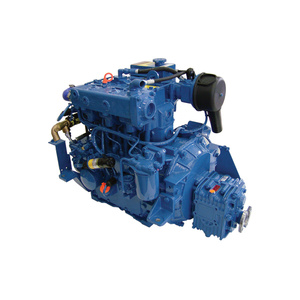 Moteur diesel inboard d'occasion, trois cylindres, avec boîte de vitesses marine, faisceau de câblage et câbles de commande inclus, pour projet de réfection. - Product Image 1