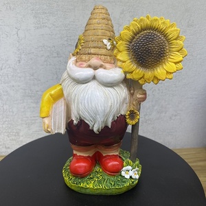 Statua Decorativa da Giardino a Forma di Gnomo, con Gnomo che Tiene un Girasole e un Libro, Ideale per Cortile, Prato e Portico - Product Image 5