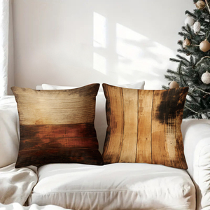Almohadas decorativas con textura de madera rústica añaden un encanto acogedor a la decoración festiva con detalles de renos y medias navideñas. - Product Image 3