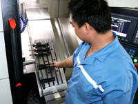 Tour CNC compacte mécanique YH36A à banc incliné, type à barres, corps en fonte, pour le traitement des pièces métalliques