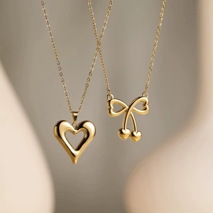 Collar Minimalista de Acero Inoxidable con Colgante de Lazo y Corazón Chapado en Oro de 18K, Diseño Hueco de Amor, Regalo para Mujer, Resistente al Agua - Product Image 6
