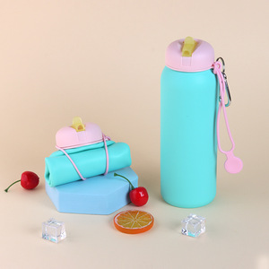 Bouteille d'eau pliable en silicone liquide sans BPA pour les sports de plein air, la salle de sport et les voyages, avec couvercle en plastique et paille pour boire, personnalisable avec logo - Product Image 2