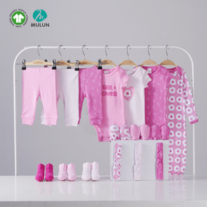 Caja de Regalo de Ropa para <span class=keywords><strong>Bebé</strong></span> Unisex en Oferta - 16 Piezas Personalizables, Conjunto de <span class=keywords><strong>Bebé</strong></span> de Algodón Orgánico Premium con Patrón Floral Tejido - Product Image 1