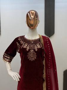 Eleva tu Estilo Invernal con Nuestro Exclusivo Conjunto de Salwar Kameez de Tres Piezas en Viscosa, Listo para Fiestas con Elegante Bordado de Lentejuelas - Product Image 5