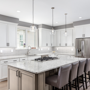 Armoire <span class=keywords><strong>de</strong></span> cuisine élégante blanche <span class=keywords><strong>avec</strong></span> poignée intégrée et <span class=keywords><strong>plaque</strong></span> <span class=keywords><strong>de</strong></span> <span class=keywords><strong>cuisson</strong></span> intégrée, en bois massif, style Shaker, cuisine contemporaine - Product Image 3