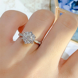 Anello di fidanzamento con zirconi a forma di fiocco di neve per donna, elegante gioiello scintillante per matrimonio - Product Image 3