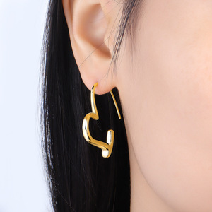 Pendientes de aro en forma de corazón minimalistas de latón blanco, estilo europeo y americano original, versátiles para mujer, gran éxito de ventas. - Product Image 5