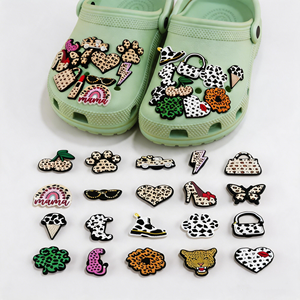 Nuevos dijes personalizados <span class=keywords><strong>de</strong></span> PVC suave con estampado <span class=keywords><strong>de</strong></span> leopardo para zuecos, accesorios DIY para calzado con orificios, venta al por mayor, <span class=keywords><strong>de</strong></span> diseñador - Product Image 1