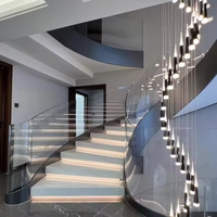 Escalier courbé robuste sur mesure avec structure métallique pour usage résidentiel