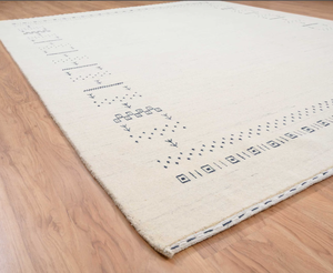 Tapis géométrique blanc Tapis de sol Gabbeh créé avec de la laine naturelle et des tons rustiques pour un style de chambre classique - Product Image 4