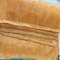 Machine automatique de découpe et de couture pour la production de sacs en filet et de sacs Leno, et machine de fabrication