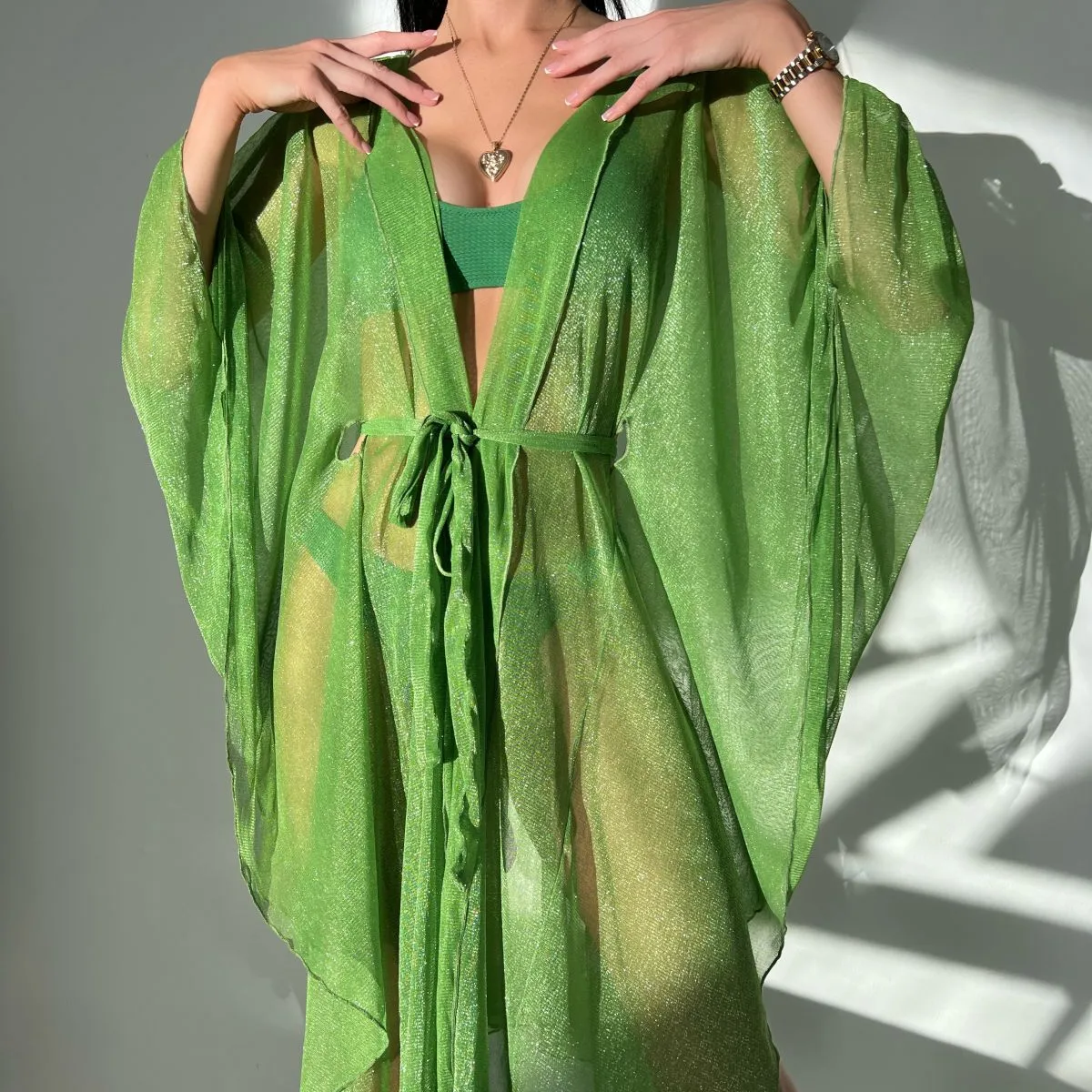Vestido assimétrico brilhante com glitter, cordão de cintura, kimono, capa transparente, kaftan na cor verde