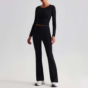 Vente en gros personnalisée 2025 Nouveau design Style Guangdong Ensemble 3 pièces Sport Fitness Yoga pour femmes à manches courtes évasées solides