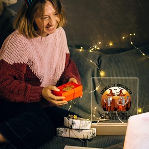 Lampe de nuit LED en acrylique personnalisée avec base en bois, lampe décorative sorcière d'Halloween, cadeau pour les femmes, les amies et les sœurs - Product Image 5