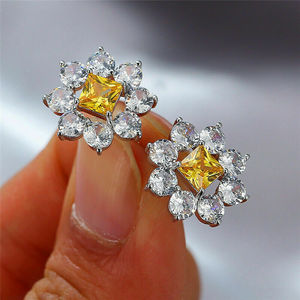 Boucles d'oreilles de luxe en or massif 18 carats avec diamants taille princesse, motif fleur jaune, certifiées GIA, bijoux de mariage pour femme - Product Image 4