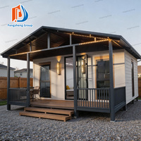 Maison conteneur pliable extensible au design tendance, isolée et résistante au vent, préfabriquée et mobile, avec terrasse et toit-terrasse pour complexe hôtelier