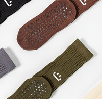 Chaussettes d'automne et d'hiver avec broderie visage souriant, chaussettes de yoga mi-mollet, chaussettes de sport antidérapantes pour le fitness et le Pilates