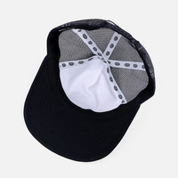 Casquette Trucker personnalisée style rétro premium avec logo imprimé floqué noir et blanc, visière plate et dos en maille, pour distributeurs mondiaux en gros