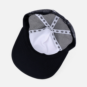 Casquette Trucker personnalisée style rétro premium avec logo imprimé floqué noir et blanc, visière plate et dos en maille, pour distributeurs mondiaux en gros - Product Image 3
