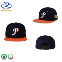 Casquette de baseball à visière plate bicolore marine et orange avec logo personnalisé brodé "P"