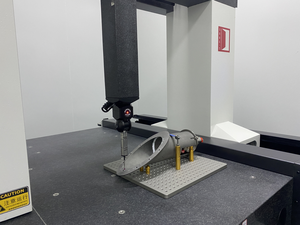 <span class=keywords><strong>Machine</strong></span> de mesure par coordonnées 3D de type pont automatique avec une haute précision et une protection IP67 pour les tests en laboratoire et en automobile - Product Image 2