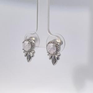 Boucles d'oreilles clous en laiton plaqué or Tianyu Gems avec pierres en zircon blanc, design feuille à quatre griffes, style vintage et tendance - Product Image 2