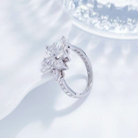 Anello con Diamante Coltivato in Laboratorio a Stelo Sdoppiato con Motivo Floreale Ghiacciato Artistico in Platino PT950, Gioielli da Donna per Fidanzamento, Matrimonio e Fedi Nuziali