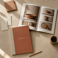 Catalogue de produits artisanaux en papier recyclé écologique personnalisé, format A4, reliure suisse, logo estampé, tons terreux, lookbook artisanal, brochure