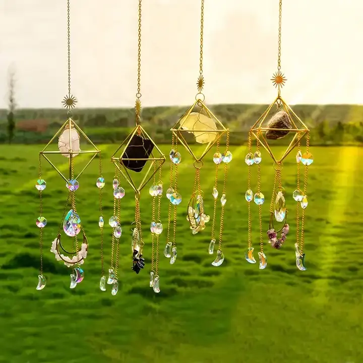 Venta caliente Natural Raw Gemstone Car Charm Healing Crystals Rainbow Maker Suncatcher Prisma colgante para Windows Garden Home SC010