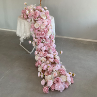 Nieuwe roze bloemenballen bruiloft conferentietafels bloemstukken bruiloftbogen achtergrond schappen decoratieve bloemenrijen
