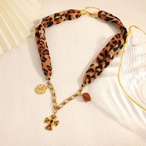 Collar de acero inoxidable con estampado de leopardo y colgante de cruz y luna chapado en oro de 18k, joyería de moda temática. - Product Image 2