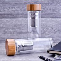 Botol air teh kaca dinding ganda Logo kustom tutup bambu Infuser baja tahan karat untuk minum langsung karet tur luar ruangan