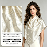 Tissu satiné 100 % polyester en gros d'usine, fil 100D, 90 GSM, doux, brillant, anti-boulochage, pour écharpes unies et confection de costumes de mode