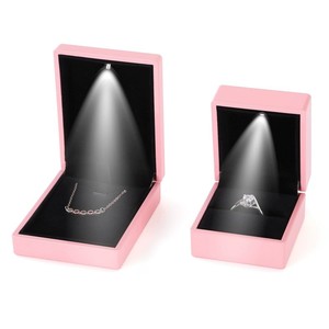 กล่องใส่เครื่องประดับแบบกำหนดเอง EVERWIN พร้อมไฟ LED บุผ้ากำมะหยี่อย่างดี สำหรับสร้อยข้อมือ สร้อยคอ กล่องพลาสติกใส่เครื่องประดับ - Product Image 3