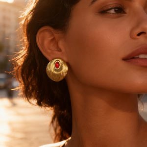 Pendientes de botón geométricos chapados en oro de 18k con engaste de rubí para uso diario - Product Image 1