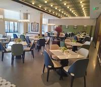 Meubles de café et de restaurant modernes, chaises rembourrées bicolores, tables en marbre et sièges de banquette, accents de couleurs fraîches