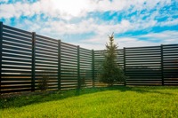 Panneaux de clôture extérieure à persiennes horizontales pour villa moderne, étanches, à faible entretien, résistants à la rouille, design artistique pour cour, en métal