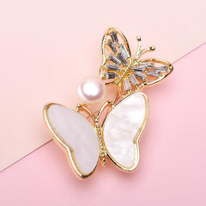 Broche en perles d'eau douce exquises de Tilian, cristal et strass, papillons flottants sur un motif floral, cadeau pour la fête des mères - Product Image 2