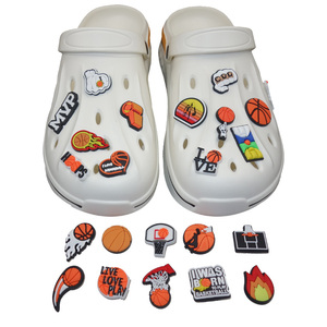 Articles en vrac pour les petites entreprises vendant des breloques de chaussures, bricolage mignon <span class=keywords><strong>rouge</strong></span> jardin chaussure filles enfants cadeau chaussures personnalisées breloques - Product Image 4